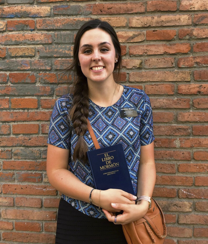 Una de las nietas misioneras, la hermana Olivia Nelson, explicó las promesas de leer diariamente el Libro de Mormón a un investigador 