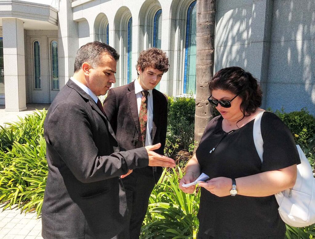 Daniel Fernández y su esposa Vanesa y Sebastián, su hijo menor, en el templo de Buenos Aires, su fuente de inspiración y paz