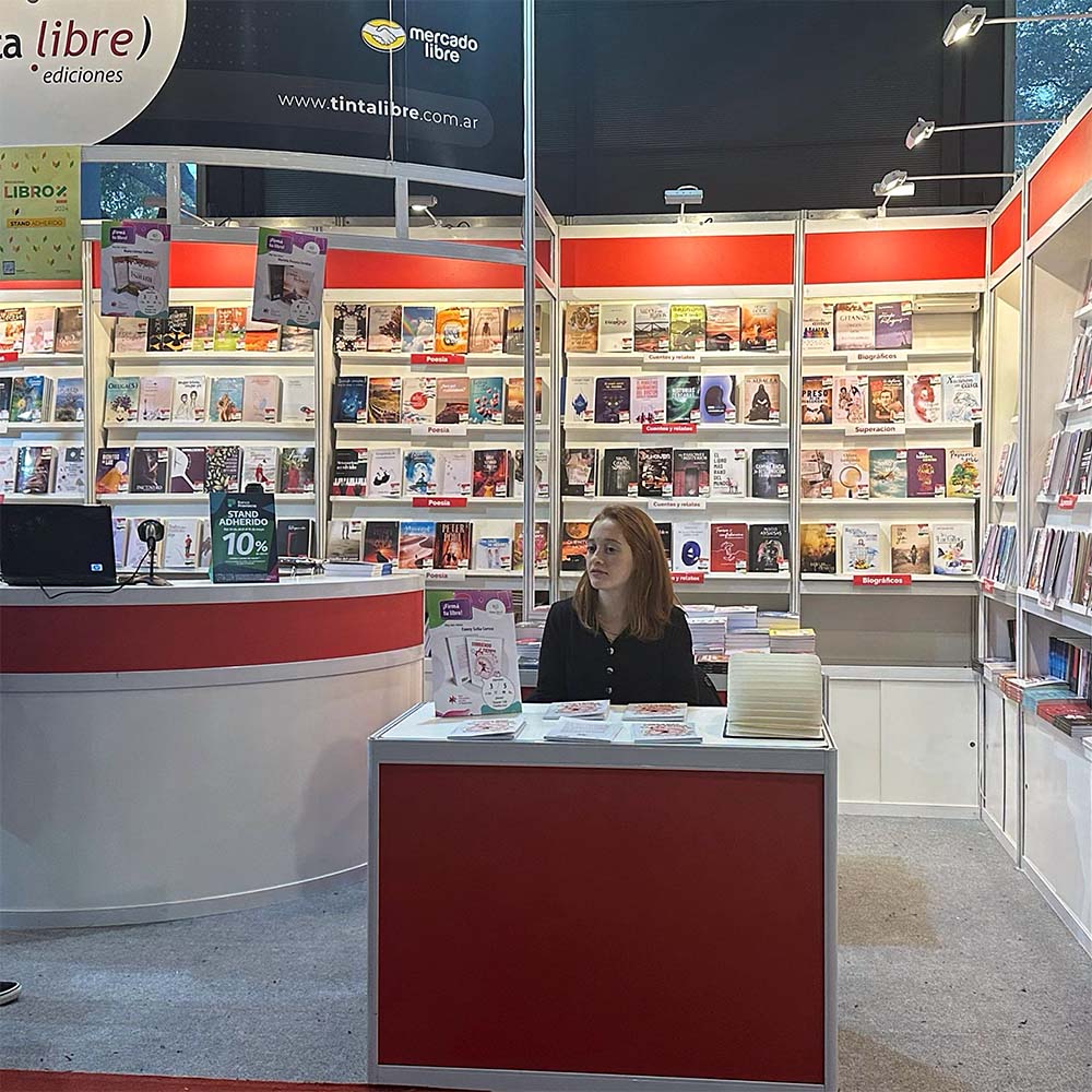 Fanny Correa espera la apertura de la Feria del Libro de Buenos Aires en el stand de Tinta Libre