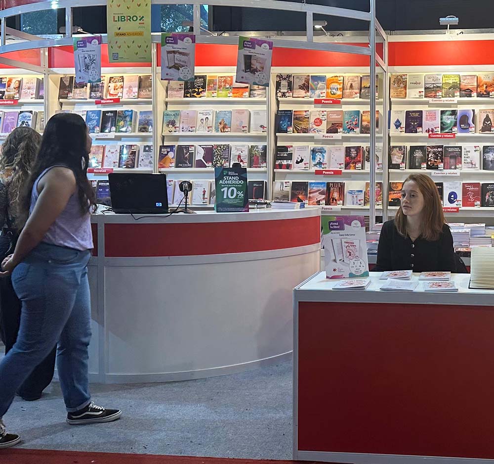 Fanny Correa expone su libro en la Feria del Libro de Buenos Aires