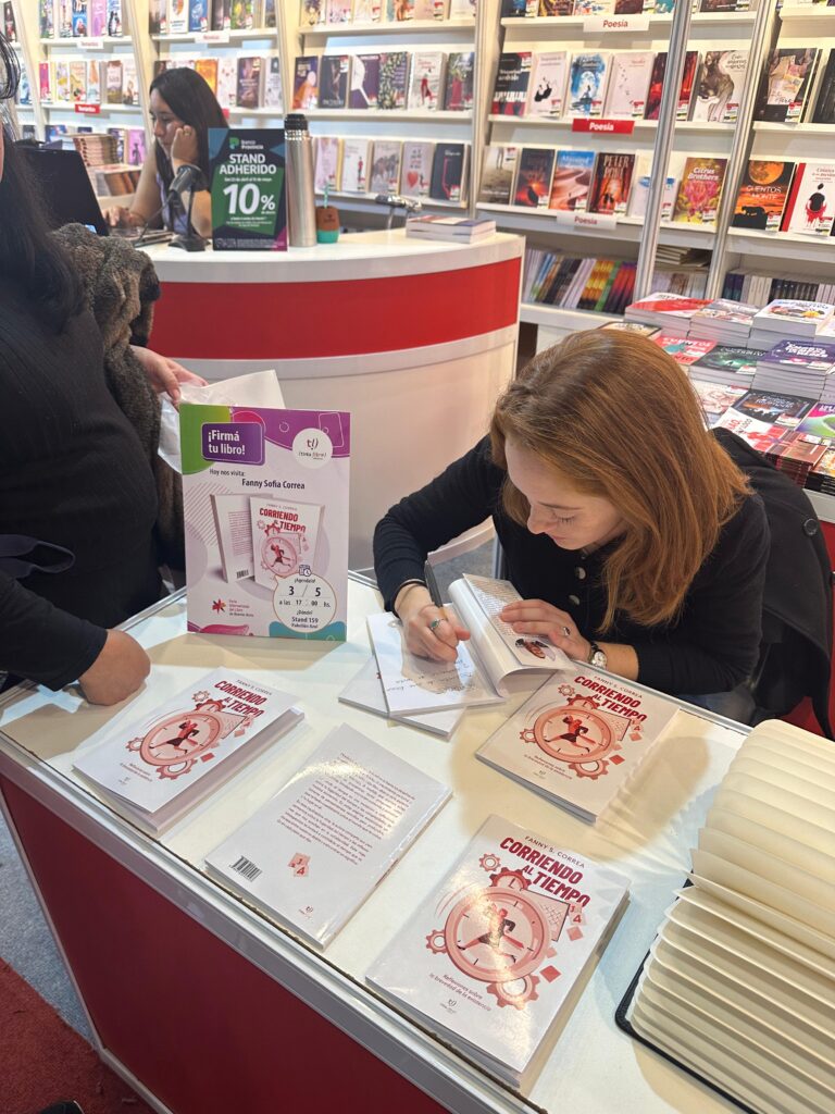 Fanny Correa firma ejemplares de su libro en la Feria del Libro