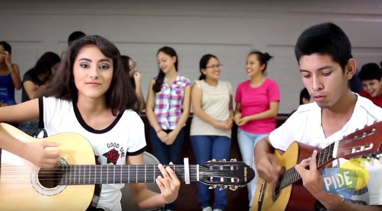 Eliza Perales, de México, cautiva con su talento musical