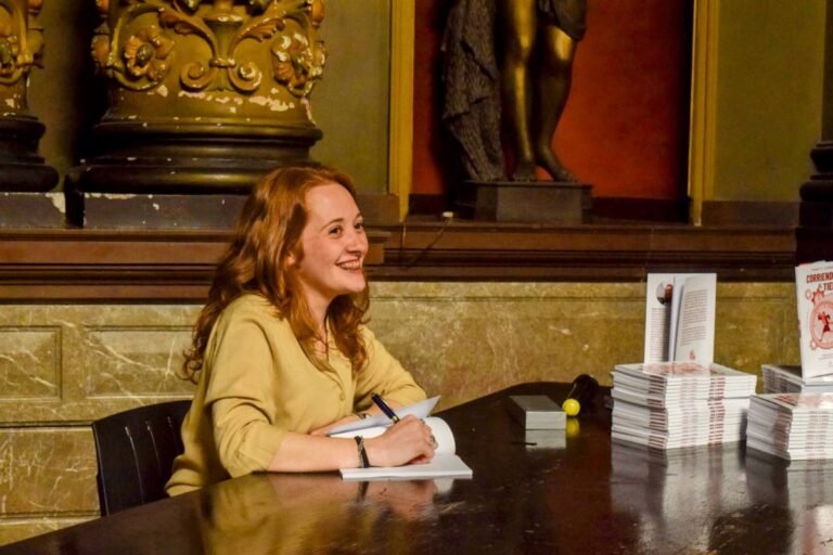 Una noche inolvidable: Presentación del libro “Corriendo al Tiempo” de Fanny Correa