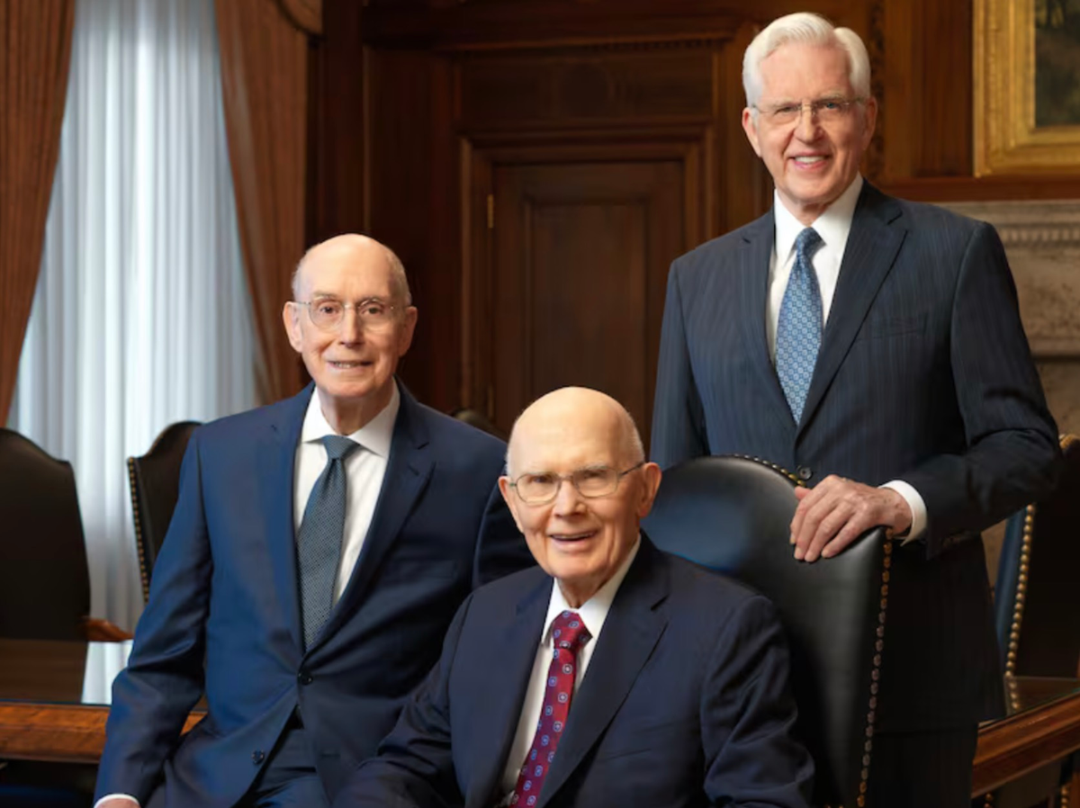 De izq a der: Henry B. Eyring, Dallin H. Oaks y D. Todd Christofferson